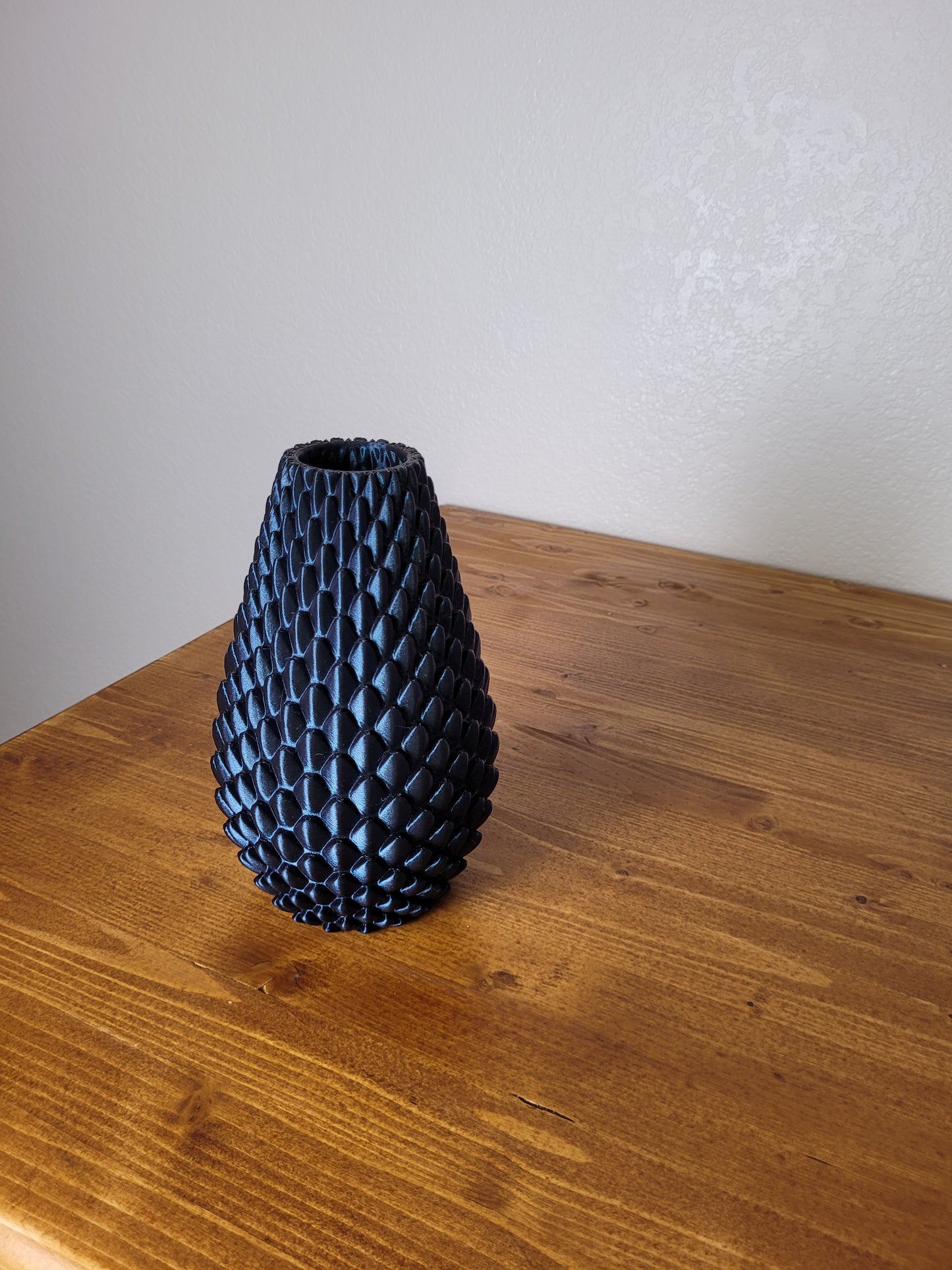 Dragonscale Elegance Vase – A Mythical Masterpiece for Your Space